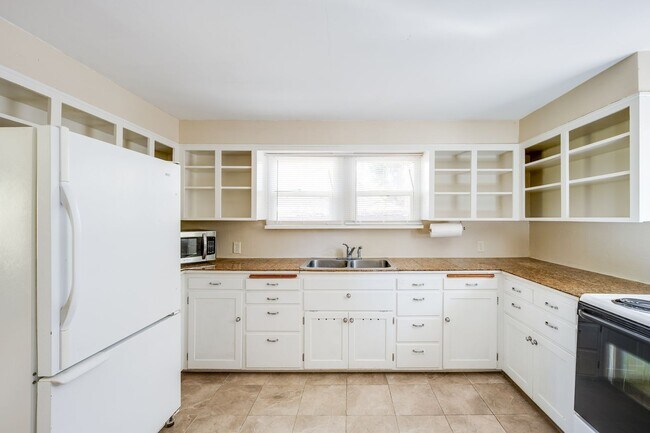 Foto del edificio - Charming College Hill Gem – Your Perfect Student Home!