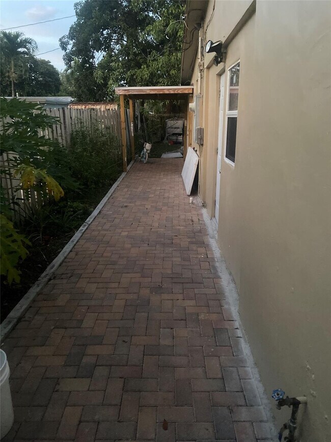 Foto del edificio - 5709 NW 23rd St