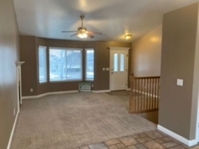 Building Photo - 5 bdrm 3 bth Home with 2 car garage