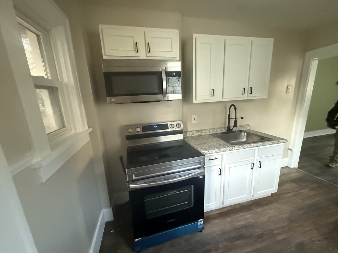 Foto principal - 2900 Clermont Ave