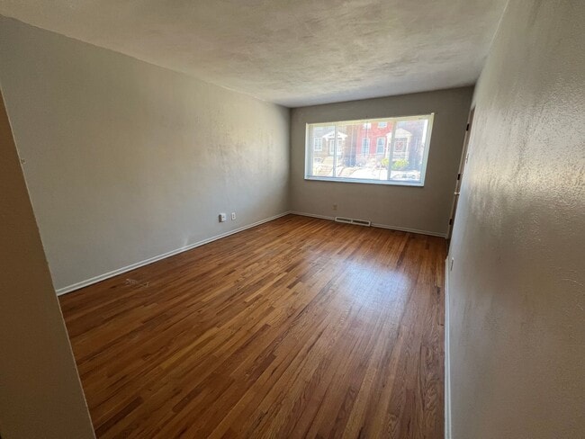 Building Photo - First Floor 1 bedroom Apartment South City