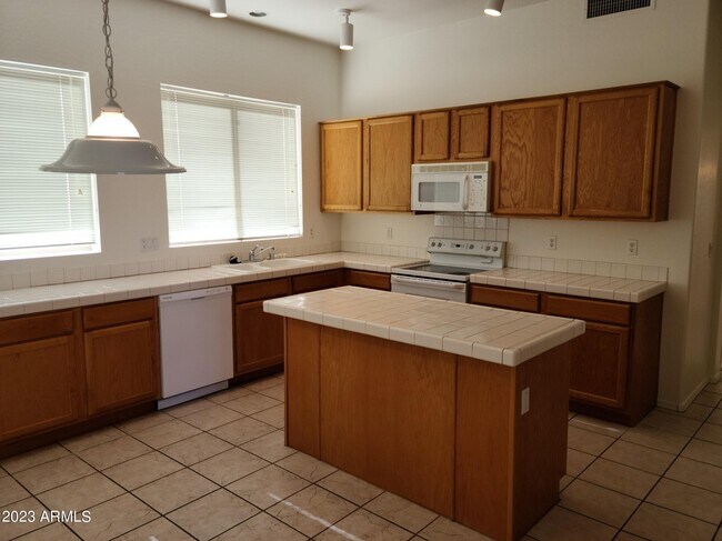 Building Photo - 1833 W Lark Dr