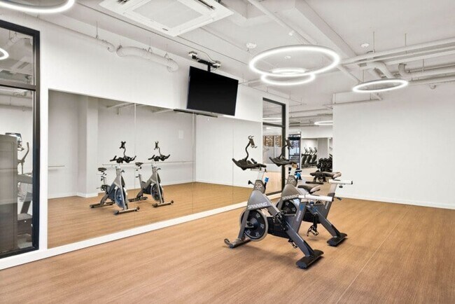 Espacio de estudio para spin y yoga - EdgePoint Apartments