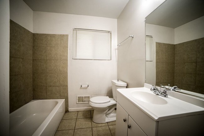 Building Photo - 3018 Monterey Dr