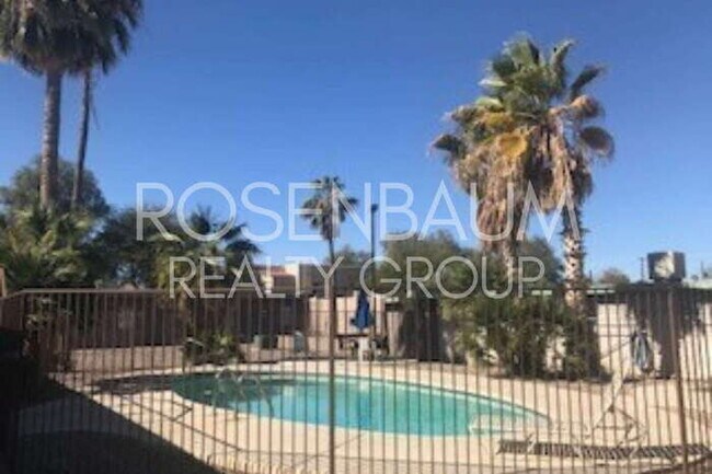 Foto del edificio - 1518 E Hedrick Dr