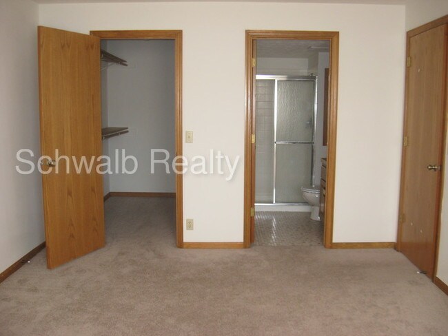 Building Photo - Small, Quiet Community!