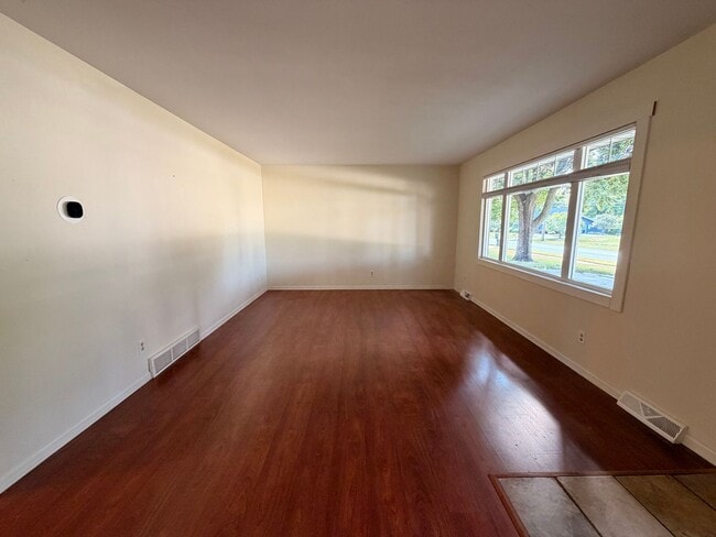 Building Photo - Adorable Hudsonville Ranch!