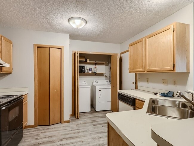 Building Photo - Great Townhome