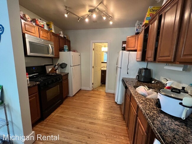 Building Photo - 8 br, 3 bath House - 546 Walnut