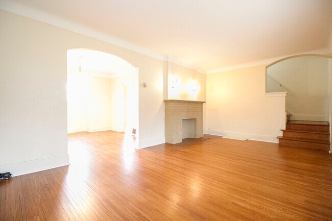 Building Photo - 709 Colima Dr