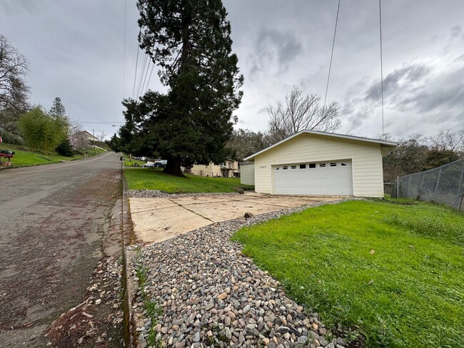 Building Photo - Quiet 3 Bedroom 2 Bath Home