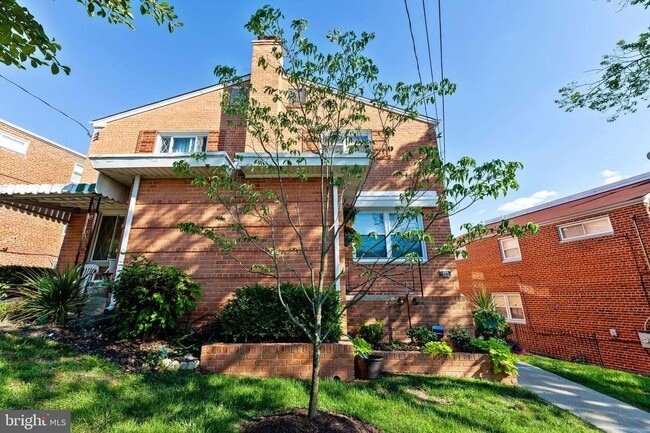 Photo - 523 Ingraham St NE House