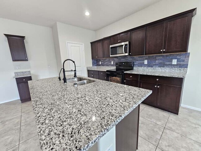 Foto del edificio - 4bedroom 3bath 2 Story Home with ***19 solar panels for low electric bill***