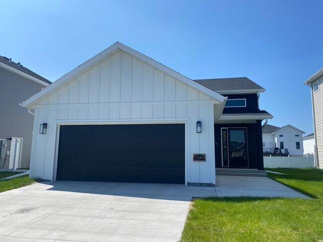 Foto del edificio - 3 bed, 2.5 bath South Fargo Home For Rent!