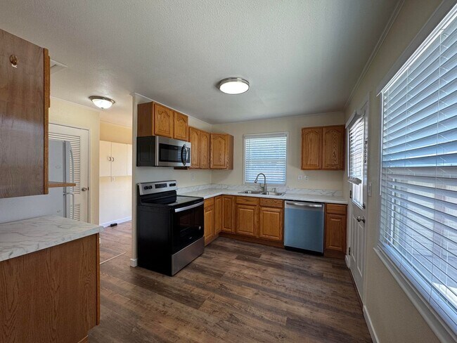 Building Photo - 2 Bedroom Ranch with 1 Car garage