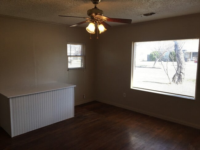 Building Photo - Very cute 2 Bedroom 1 Bath with Bonus Room.