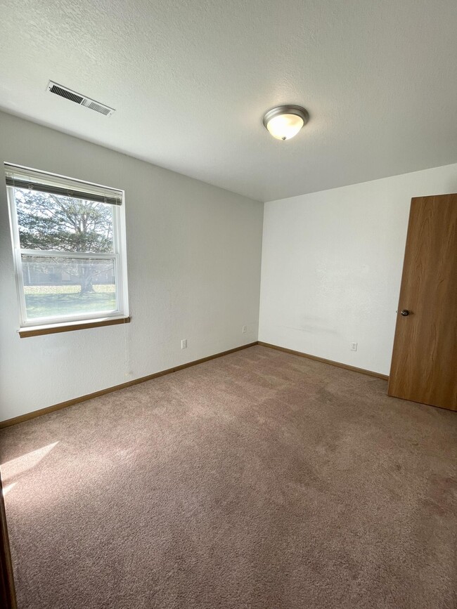 Building Photo - 442 N Shiloh Ave