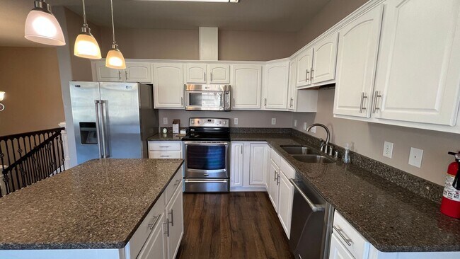 Building Photo - An immaculate 3 Bed/2.5 Bath Townhouse nea...