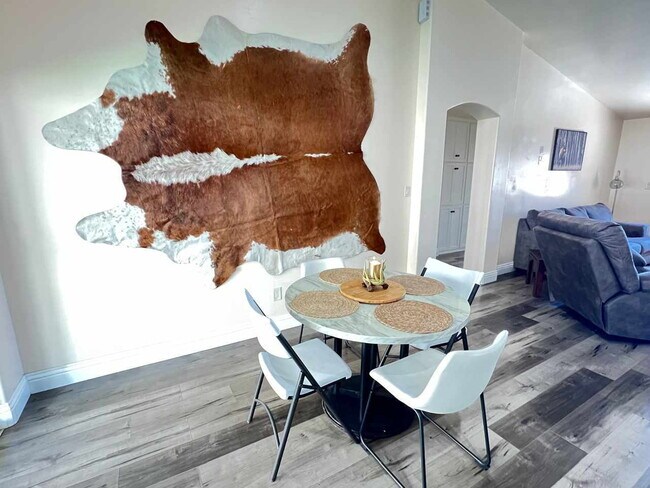 Building Photo - "Stunning 3-Bedroom, 2-Bathroom Home in th...