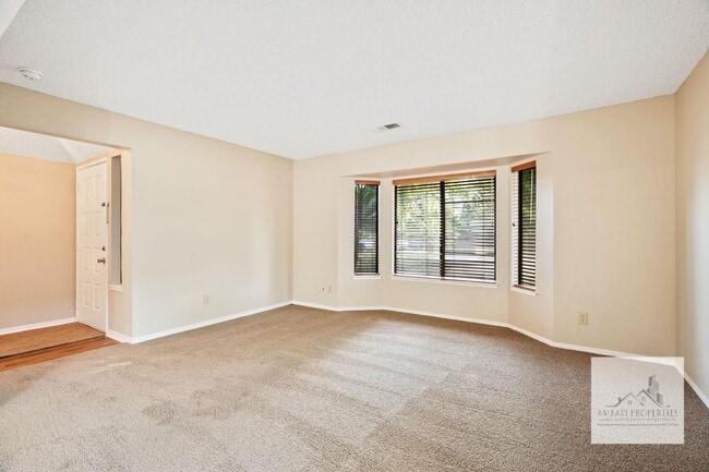 Building Photo - Four Bedroom Home In Clovis!