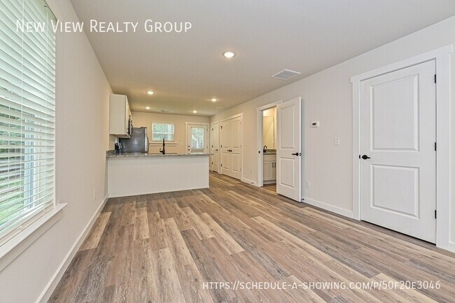 Building Photo - 514 12th Ave NE