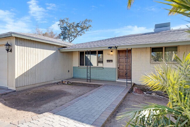 Foto del edificio - Spacious & Stylish 4/2 – Just  2 Miles fro...