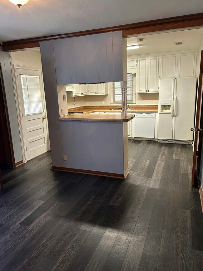 Building Photo - 2501 Robin Hood Dr