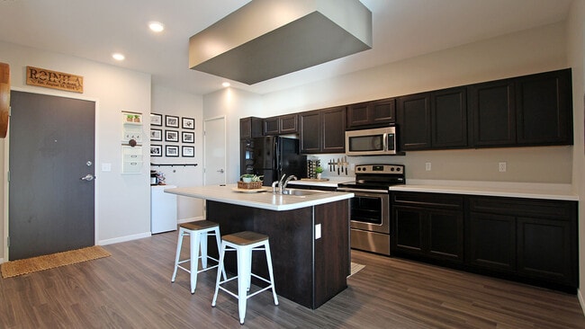 Building Photo - 4000 Gardenview Dr