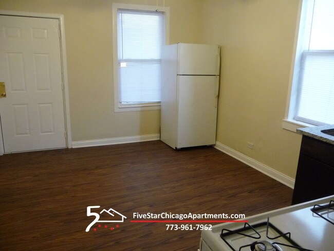 Foto del edificio - 3552 W Belmont Ave