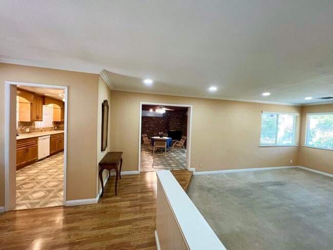 Building Photo - 1050 W La Deney Dr
