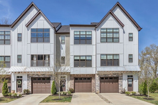 Foto del edificio - Better-than-new townhome in Highlands at S...