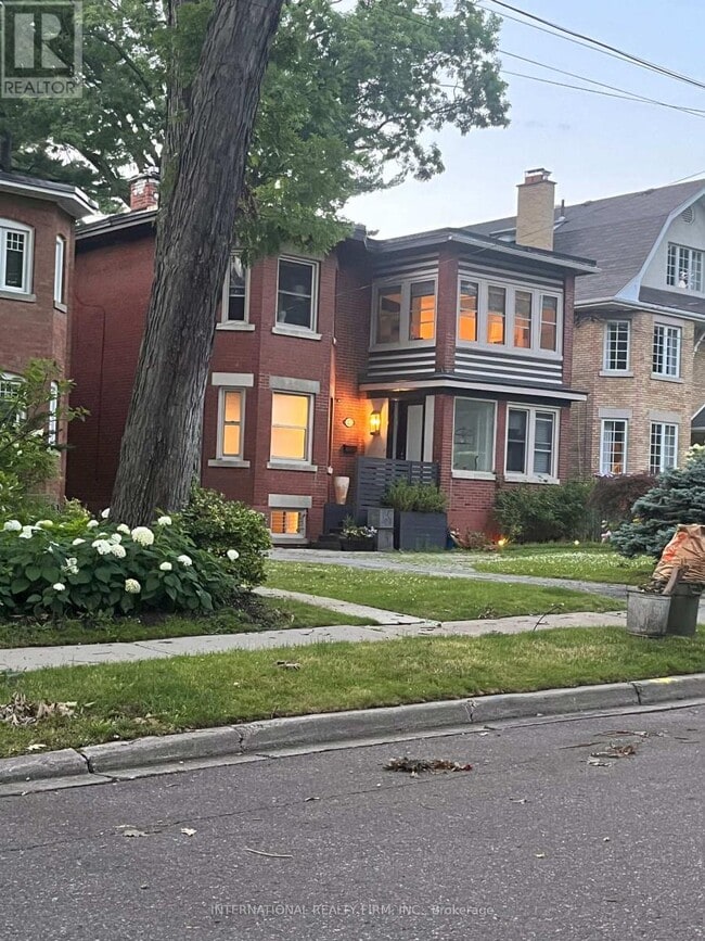 Building Photo - 220 Rose Park Dr