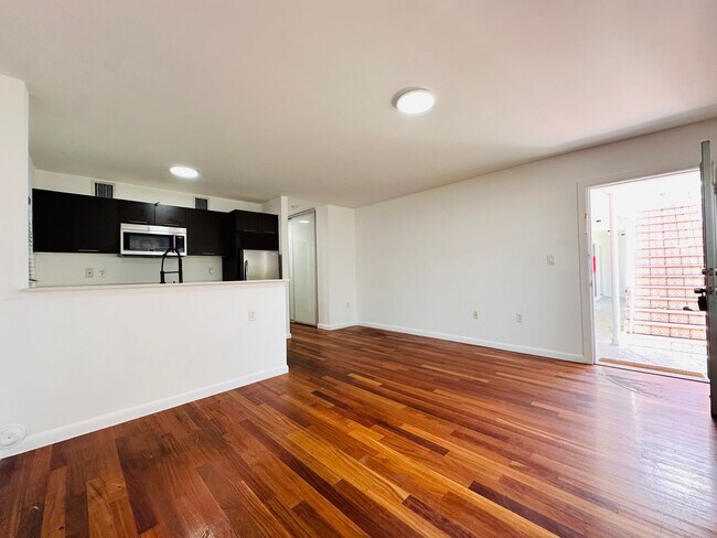 Beautiful garden unit with 1bed/1bath in t... - Beautiful garden unit with 1bed/1bath in t... House
