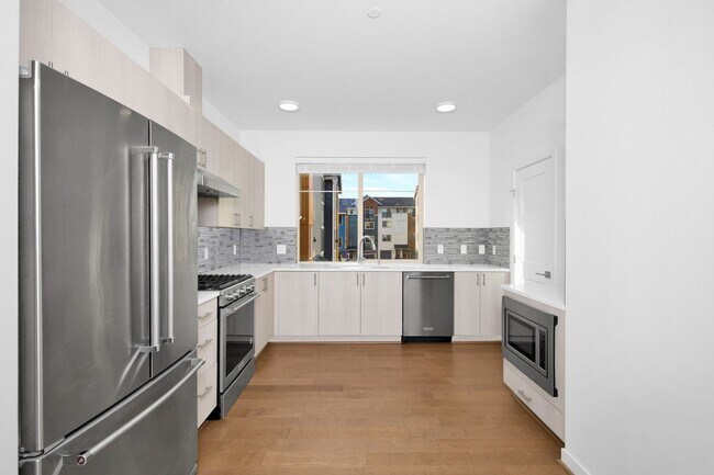 Foto del edificio - Bellevue spacious townhome living - 2 car garage