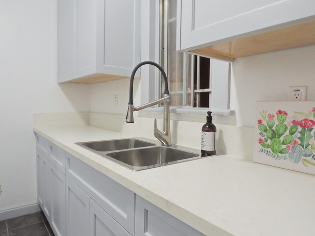 Foto del edificio - 1654 W 37th St