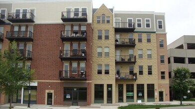 Building Photo - 326 River St