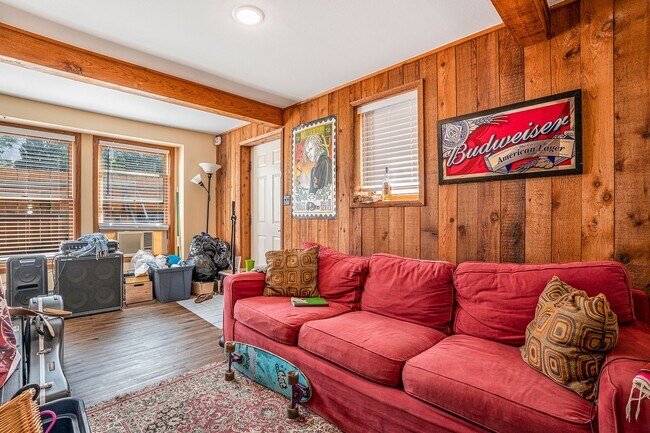 Foto del edificio - Charming 2 Bed / 1 Bath on the Hill! Remodeled Kitchen + Backyard + Storage Shed!