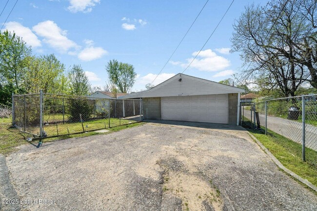 Building Photo - 3319 Vetter Ave