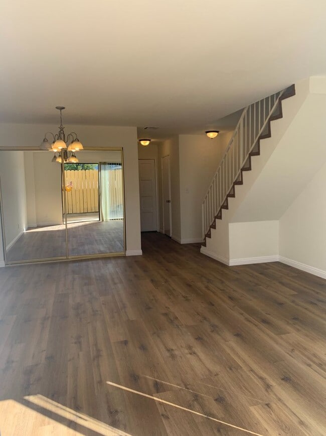 Building Photo - 1116 Elm Ave