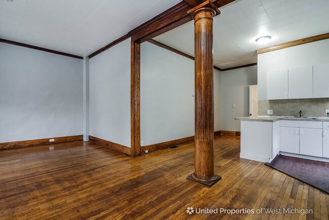 Building Photo - 1136 Madison Ave SE