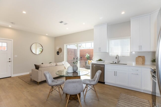 Building Photo - New Townhouse ADU W/Private Yard - Prime B...