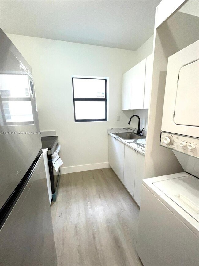 Foto del edificio - 858 NW 3rd St