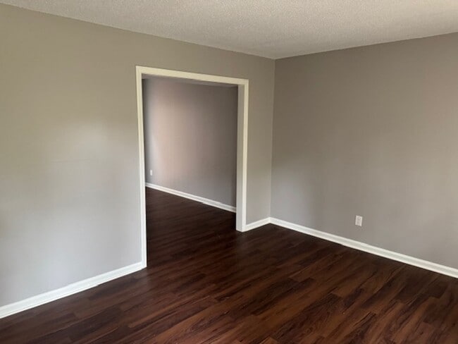 Building Photo - Newly Renovated!!