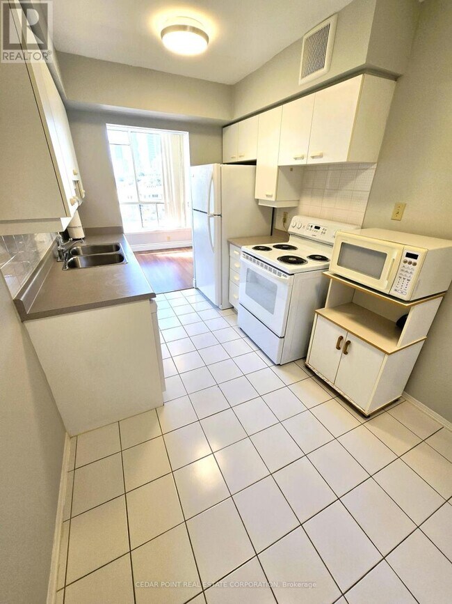 Photo du bâtiment - 55 Elm Dr W