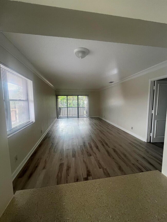 Foto del edificio - 5975 Forest Hill Blvd