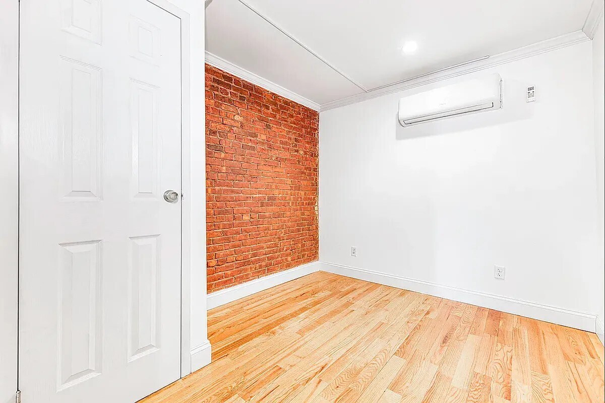 Primary Photo - 86 E 3rd Street