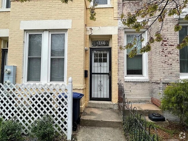 Building Photo - 642 Morton Pl NE