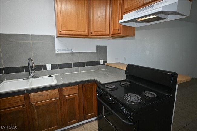 Foto del edificio - 2334 N Lamb Blvd