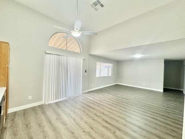 Building Photo - 823 Zinnia Cir