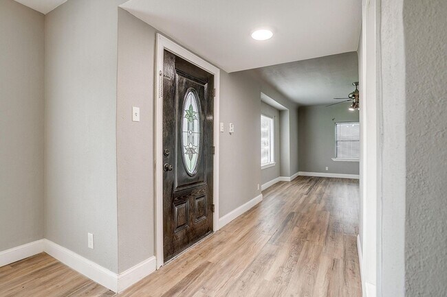 Foto del edificio - Country Town Living-  2 Bed, 1 Bath Home- Cleburne ISD- 76033